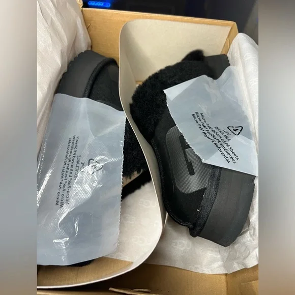 Women’s Uggs - Picture 6 of 8